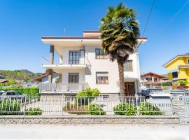 Elegante Appartamento con Terrazzo - Parcheggio Gratuito Privato & Wifi, hôtel à Borgo San Dalmazzo