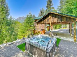 'Grizzly Tower' Packwood Cabin w/ Hot Tub!, hotell i Packwood