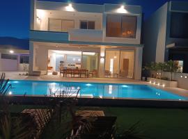 Blue Aura Beach villa Larnaca, hotel v destinaci Perivolia