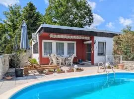 Idyllisches Ferienhaus mit Pool, Blick und großem Grundstück
