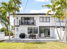 Summer Sizzle Sale! 4BR - Private Yard, Grill, Soaking Tub, Near Coral Gables & MIA Airport
