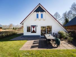 Koekoek I Modern Huis met Privé Tuin, hotel a Zwiggelte