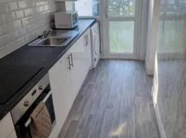 4 Bed House - Sleeps 8 - Garden - Parking - Wifi