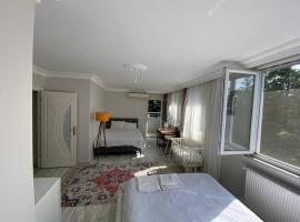 Ahmed Teacher's hotel, including breakfast, closest to the airport, hotel en Arnavutköy