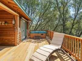 The Nut House - Lovely Home with Hot Tub home, alojamento na praia em Groveland