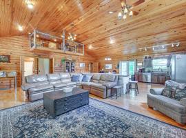 Kentucky Group Getaway with Dock and Lake Access, hotel a Burnside