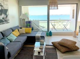 Splendide appartement face à la mer, parking, wifi, Hotel in Concarneau