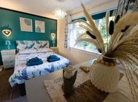 Double Room in Riverside Apartment - C