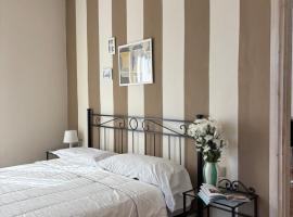 Charming & bright apartment Como lakefront, Hotel in Argegno