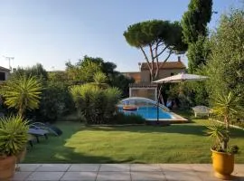 Chambre climatisée avec piscine près de la mer