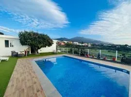 Casa Mango, con piscina y vistas al mar y volcán