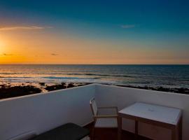 Weybeach5 ocean frontline,sea view,private terrace, hotel in La Santa