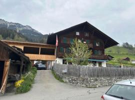 Grosses Chalet im Grünen, hotel v destinaci Oberwil