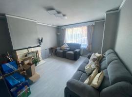 Private Room in Family Home, hotel in Dublin