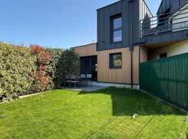 La Maison d'à Coté, hotel in Saint-Jean-le-Blanc