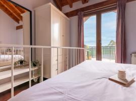 Duplex cerca de la playa con piscina โรงแรมในMiengo
