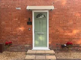 Cosy cottage in Christchurch with a double bedroom, twin bedded Sunshine Room, private garden & parking