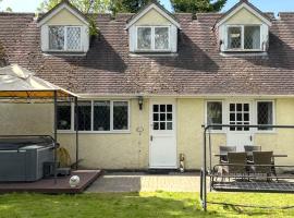 Rural Lodge stay In Windsor! Hot Tub! Sleeps 20, hotel in Bray