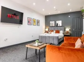 RNM - Business Contractor Ready, Quiet, Private Access & Entire Place, Kitchen & Washroom with amenities, Smart Tv, Easy Access, Fast Starlink WiFi, Parking Nearby