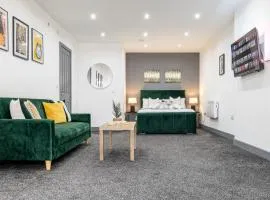 RNM - Upgraded Business Stay For Travelling Contractors, All Amenities, Private Access Entire Place, Kitchen & Washroom, Smart Tv, Easy Access, Parking Nearby