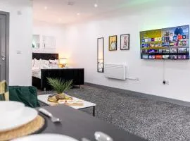 RNM - Business Traveller Ready, Quiet, Private Access & Entire Place, Kitchen & Washroom with amenities, Smart Tv, Easy Access, Fast Starlink WiFi, Parking Nearby