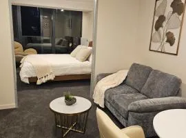 Cityscape Retreat - Apartment with Pool and Gym