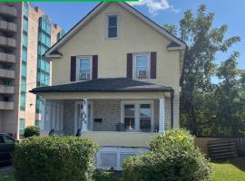 Exceptionally Close to the Falls Amazing Location & Complimentary Breakfast Delivered Daily to the Rental, Ferienhaus in Niagara Falls