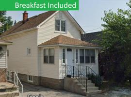 Cozy 3 Bedroom Downtown Cottage with Complimentary Breakfast Delivered Daily to the Rental, vila v destinaci Niagara Falls