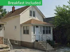 Cozy 3 Bedroom Downtown Cottage with Complimentary Breakfast Delivered Daily to the Rental