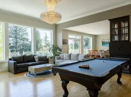 Luxury Rainbow House with Pool Table, Oceanview