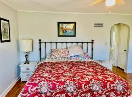 Studio with a private entrance and garage, 30 days minimum