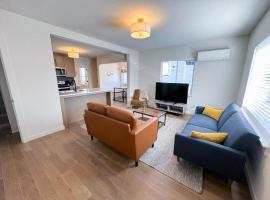Stylish Fully Furnished 2 BR Duplex, Hotel in Portland