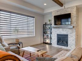 Scenic Modern Home with Private Patio & Fireplace: Belgrade şehrinde bir otel