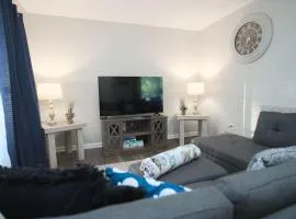 Modern Two BR Townhome, Workspace, Free Parking and Wi-Fi