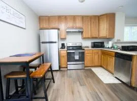 Modern Two BR Townhome, Workspace, Free Parking and Wi-Fi