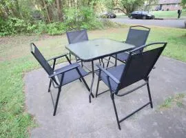 Modern Two BR Townhome, Workspace, Free Parking and Wi-Fi