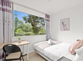 Quaint Queen Room - Central Location at Pymble - Shared Bathroom, hotel v destinaci Pymble