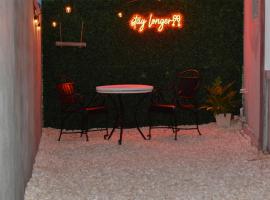 Spacious 1 Bedroom Unit with a Fire Pit in the Private Backyard, hotel v destinaci Anguilla