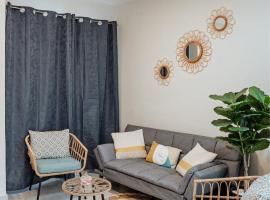Modern house, 5 minutes from El Salvador Airport, vacation home in Astoria