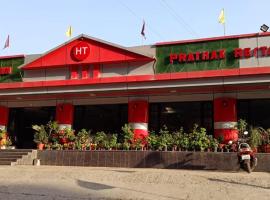 Hotel Traveller Inn & Prathak Restaurant, hotel di Bhowāli