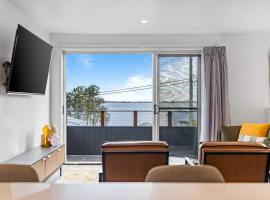 Retro Lake Vista By Coast Hosting, hotel in Budgewoi