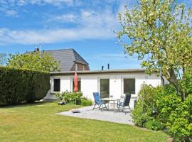 4 - Sterne Ferienhaus Am Brink mit Gartenter und Meerblick, hotel in Gager