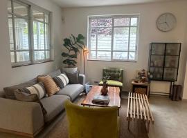 Stunning private house with yard, hotel v destinaci Mazkeret Batya