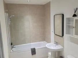 4 Bedroom Home Tameside Greater Manchester Sleeps 8
