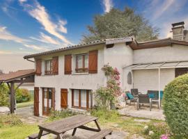 Maison Calme Dans Un Beau Jardin, hotel in La Roche-Chalais