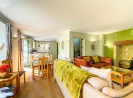 Cosy Cotswold Lodge by Your Home Here - SUMMER SALE for 3 PLUS NIGHTS - ideal for families with log-burner, spa, private parking, EV recharging and heated swimming pools, chata v destinaci Ashton Keynes