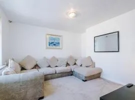 Stylish 3 bed house sleeps 5 free parking