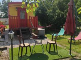 " Domaine des chevrettes roulotte romantique", Hotel in Cour-Cheverny
