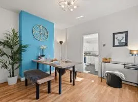 Lovely 4 Bedroom London Home with Free Parking, Garden, WiFi By Roost Accommodation