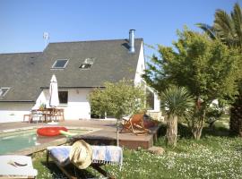 Kercolette, maison avec piscine non chauffée proche des plages, hôtel à Erdeven